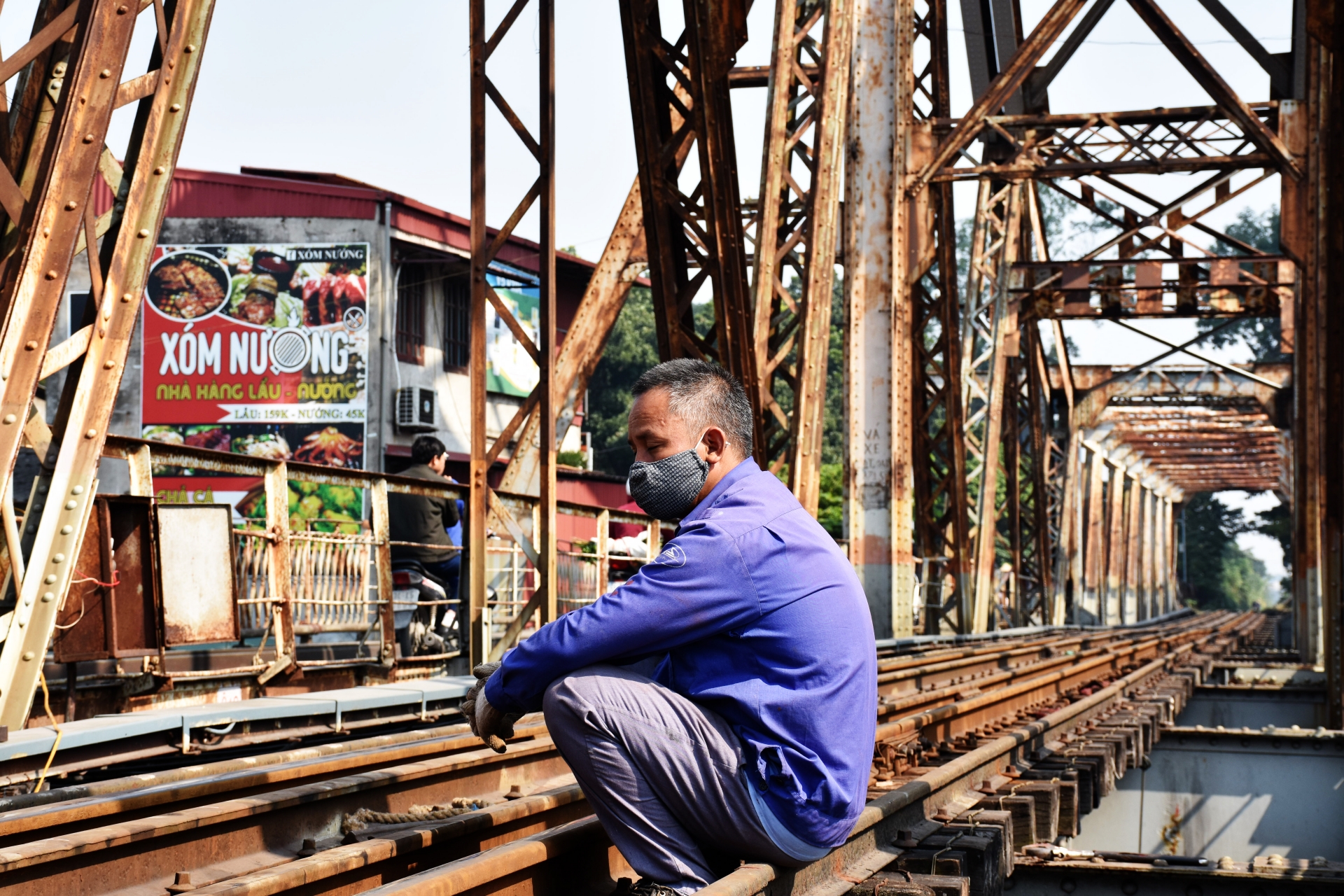 gan 100 cong nhan phoi minh tren cau long bien de duy tu duong sat