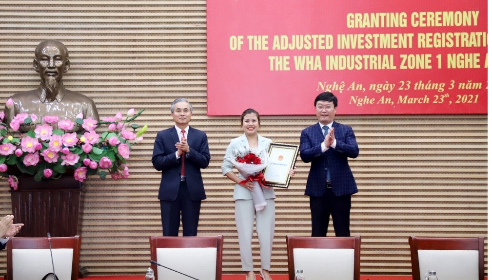Nghệ An trao Giấy chứng nhận đăng ký đầu tư điều chỉnh dự án Khu công nghiệp WHA