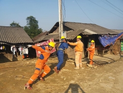 Nhọc nhằn công nhân ngành Điện miền biên viễn Kỳ Sơn, Nghệ An