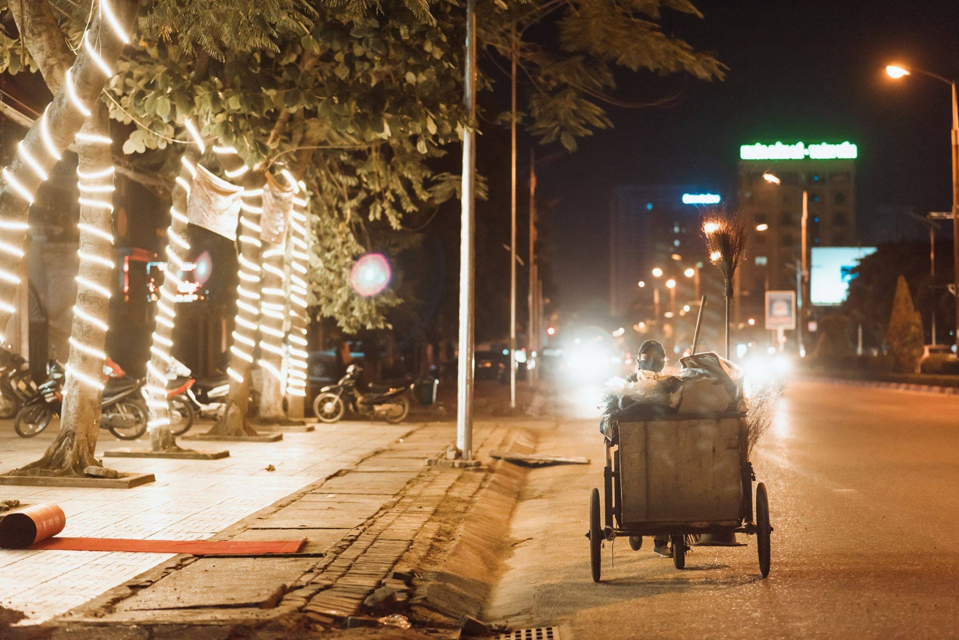 Theo chân những người làm sạch đẹp đường phố thành Vinh, Nghệ An