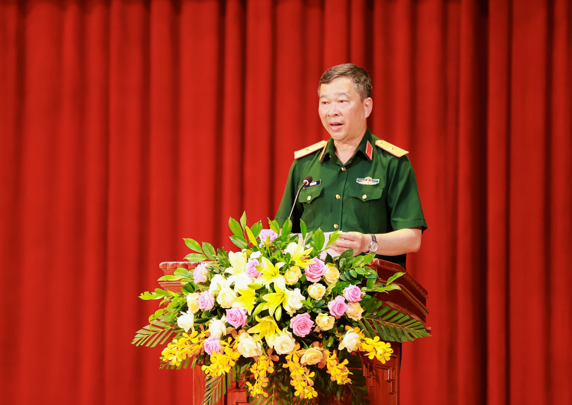 Bộ Tư lệnh Bảo vệ Lăng Chủ tịch Hồ Chí Minh trao tặng tỉnh Nghệ An tượng Bác Hồ