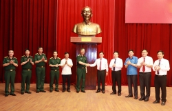 Bộ Tư lệnh Bảo vệ Lăng Chủ tịch Hồ Chí Minh trao tặng tỉnh Nghệ An tượng Bác Hồ