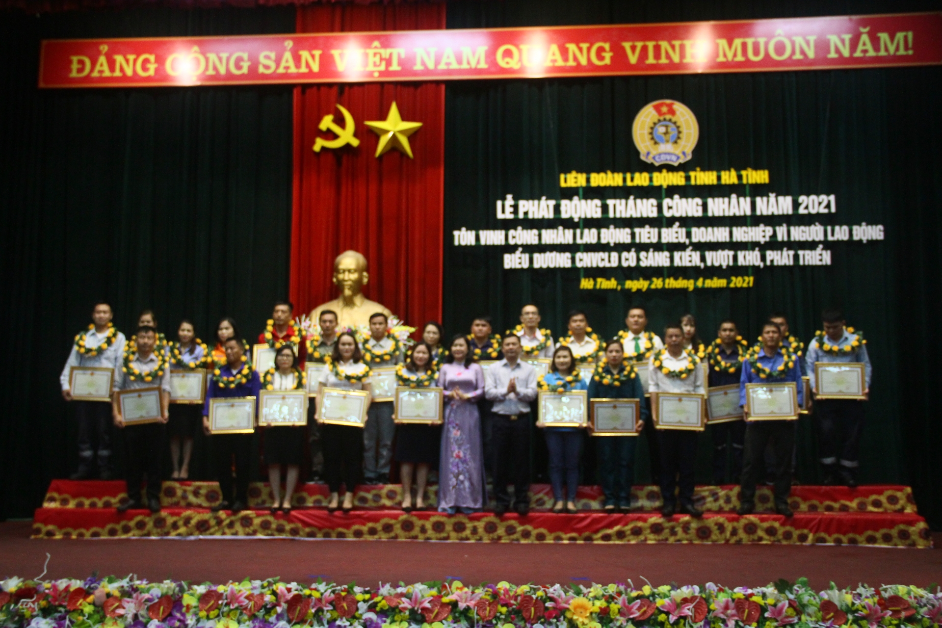 LĐLĐ Hà Tĩnh tôn vinh công nhân lao động tiêu biểu, doanh nghiệp vì người lao động