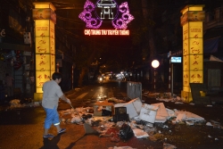 Nỗi vất vả của công nhân vệ sinh môi trường dọn rác trong đêm Trung Thu