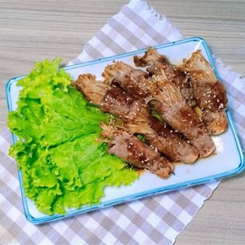 Bò cuốn nấm kim châm áp chảo