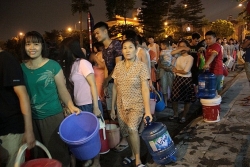 Dân Hà Nội xếp hàng giữa đêm chầu nước sạch