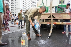 Xe chở nước cho cư dân Linh Đàm chưa vệ sinh bồn chứa