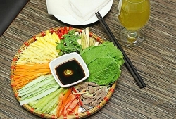 Món bò cuốn lá cải mừng ngày Phụ nữ Việt Nam