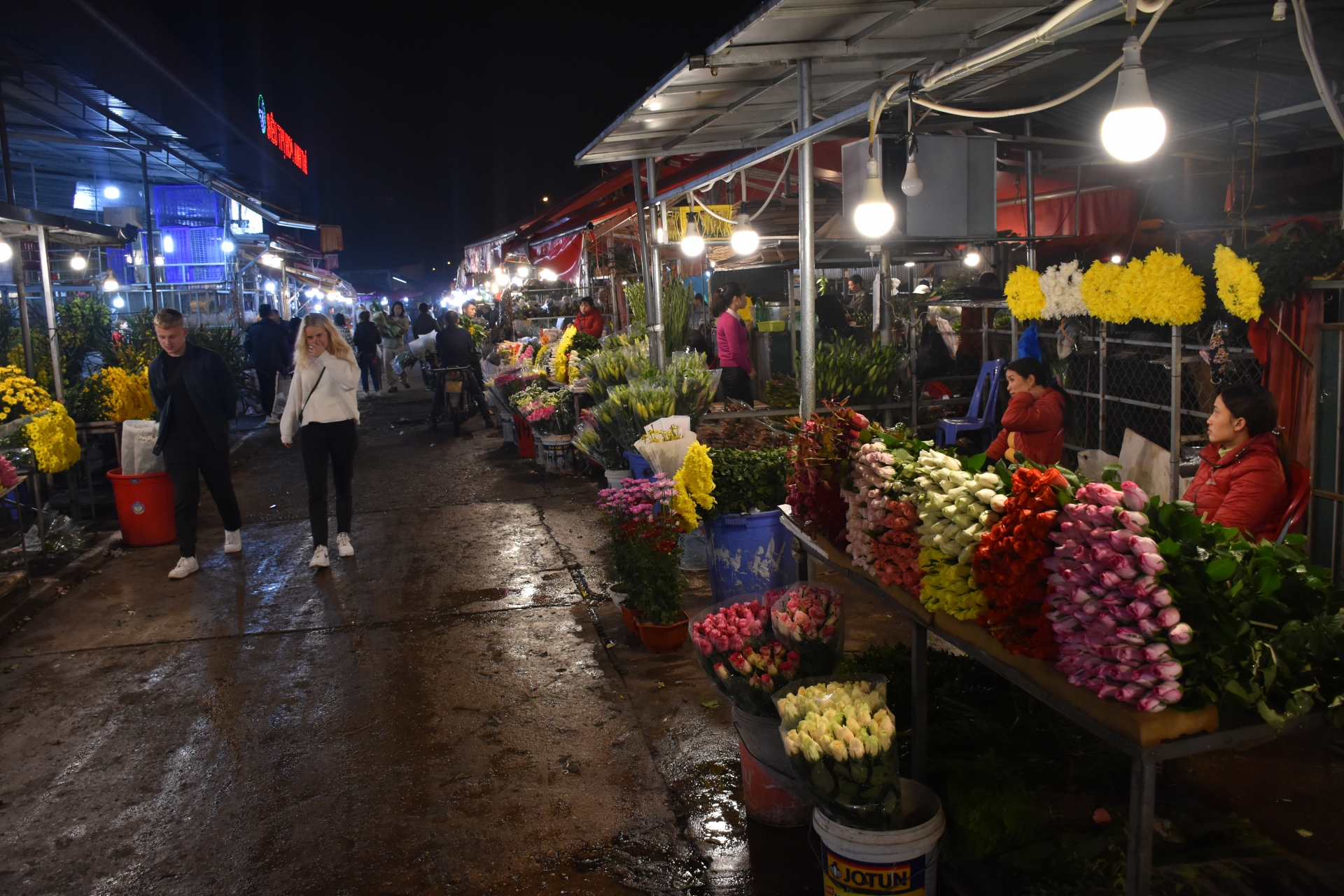 cho hoa quang an thuc trang dem cho nhung chuyen hoa tet