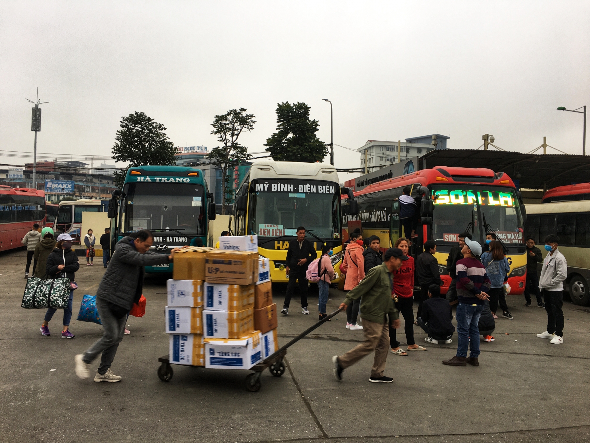 ha noi nguoi lao dong do ra ben xe my dinh ve que an tet