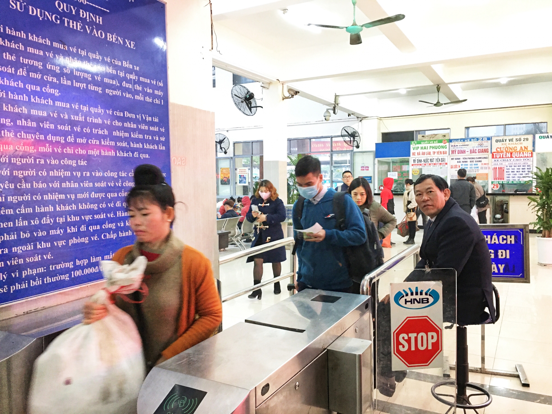 ha noi nguoi lao dong do ra ben xe my dinh ve que an tet