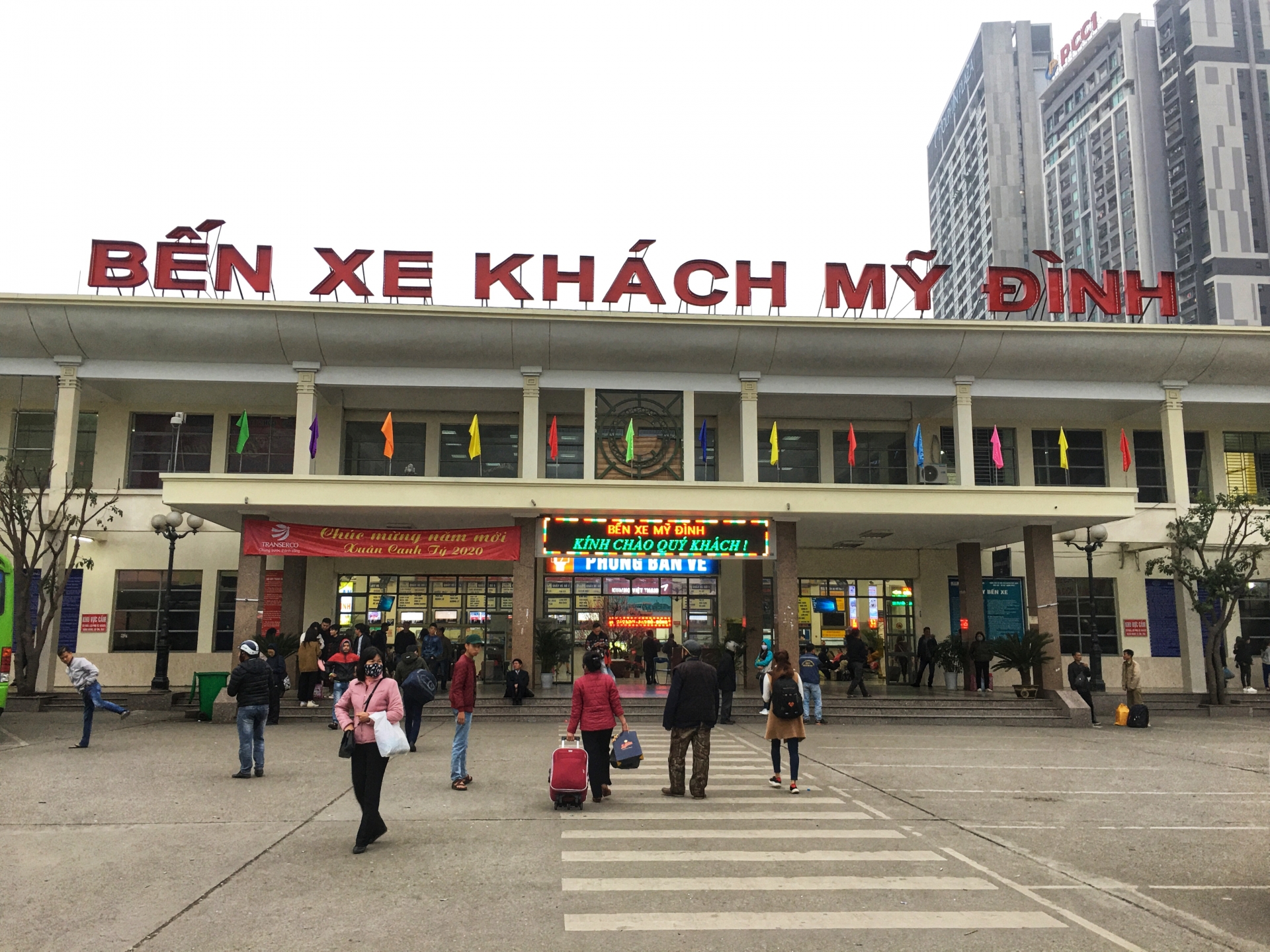 ha noi nguoi lao dong do ra ben xe my dinh ve que an tet