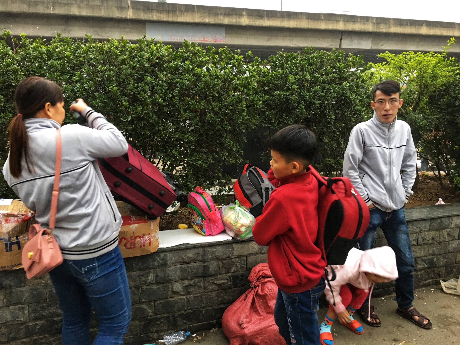 ha noi nguoi lao dong do ra ben xe my dinh ve que an tet