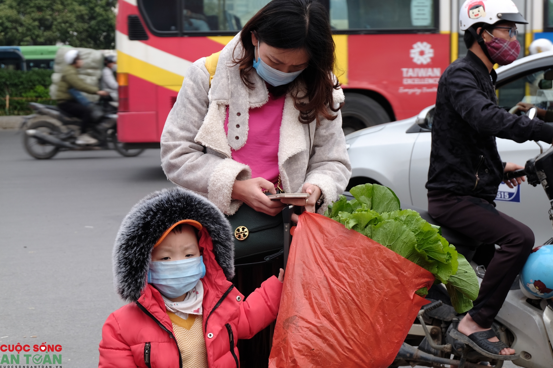 Người lao động lỉnh kỉnh quà quê trở lại Thủ đô sau kỳ nghỉ Tết