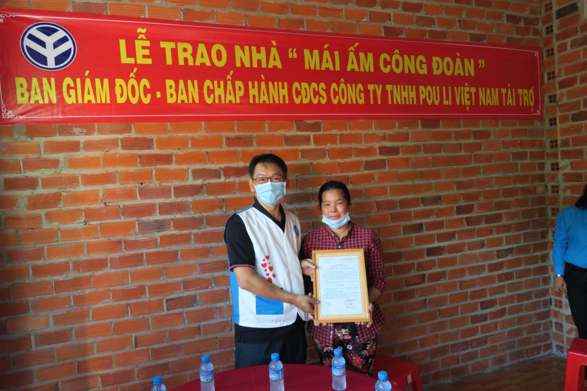 Công đoàn Công ty TNHH Pou Li VN: Trao 2 căn nhà mái ấm cho đoàn viên khó khăn