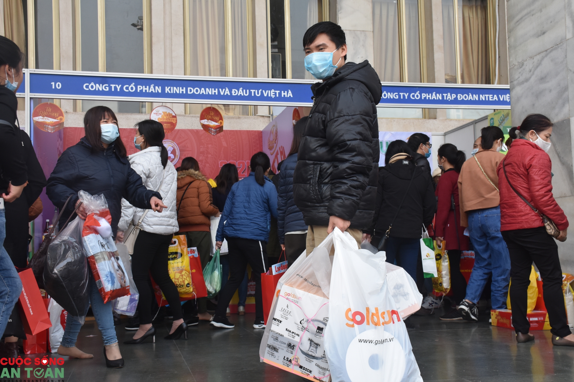 Công nhân lao động Thủ đô tưng bừng mua sắm tại phiên chợ 0 đồng
