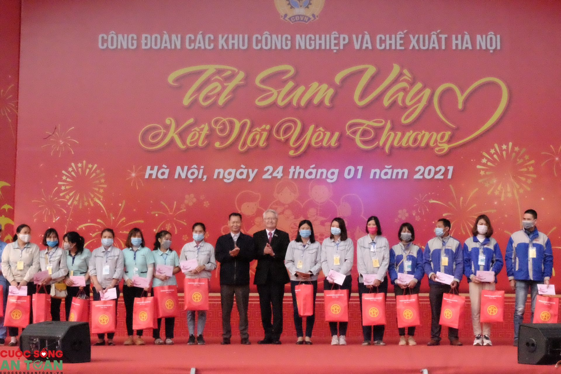 Dư âm “Tết sum vầy” tại Các khu công nghiệp - Chế xuất Hà Nội