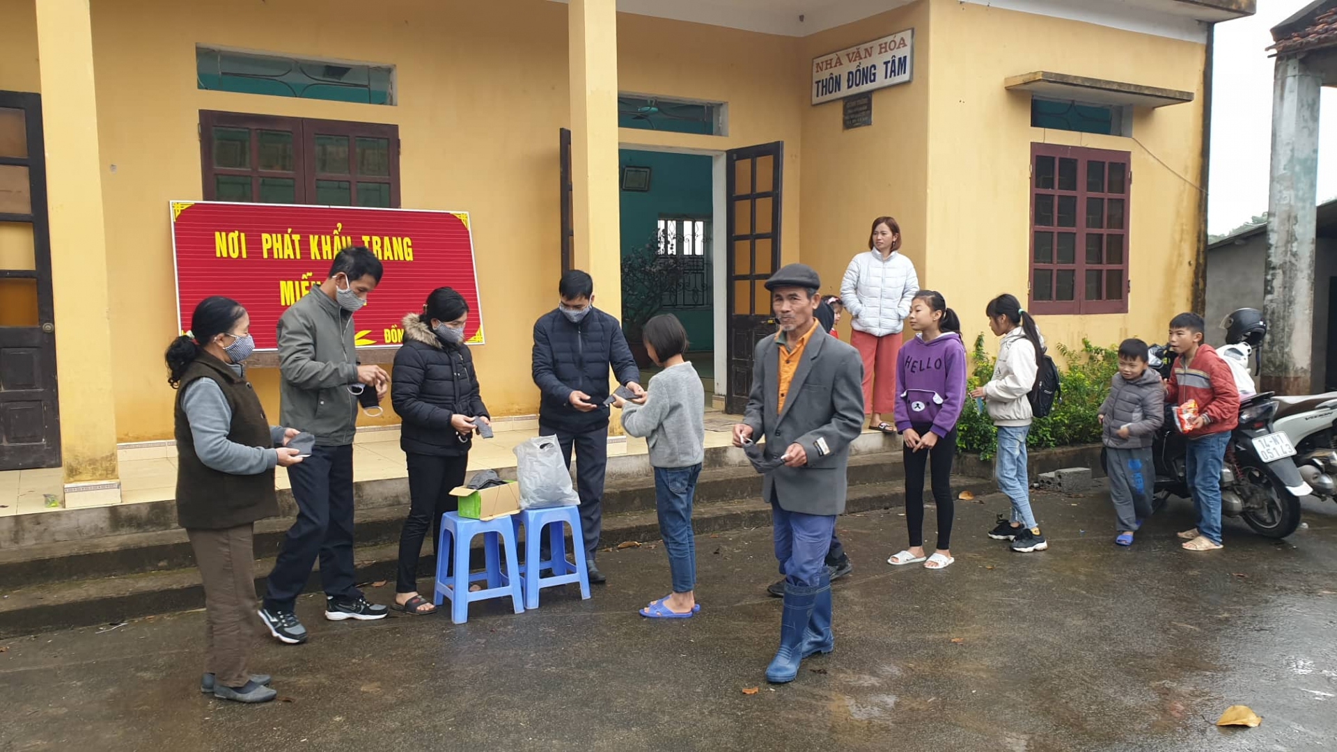 Ấm áp phong trào "nghìn khẩu trang miễn phí", chung tay đẩy lùi virus corona