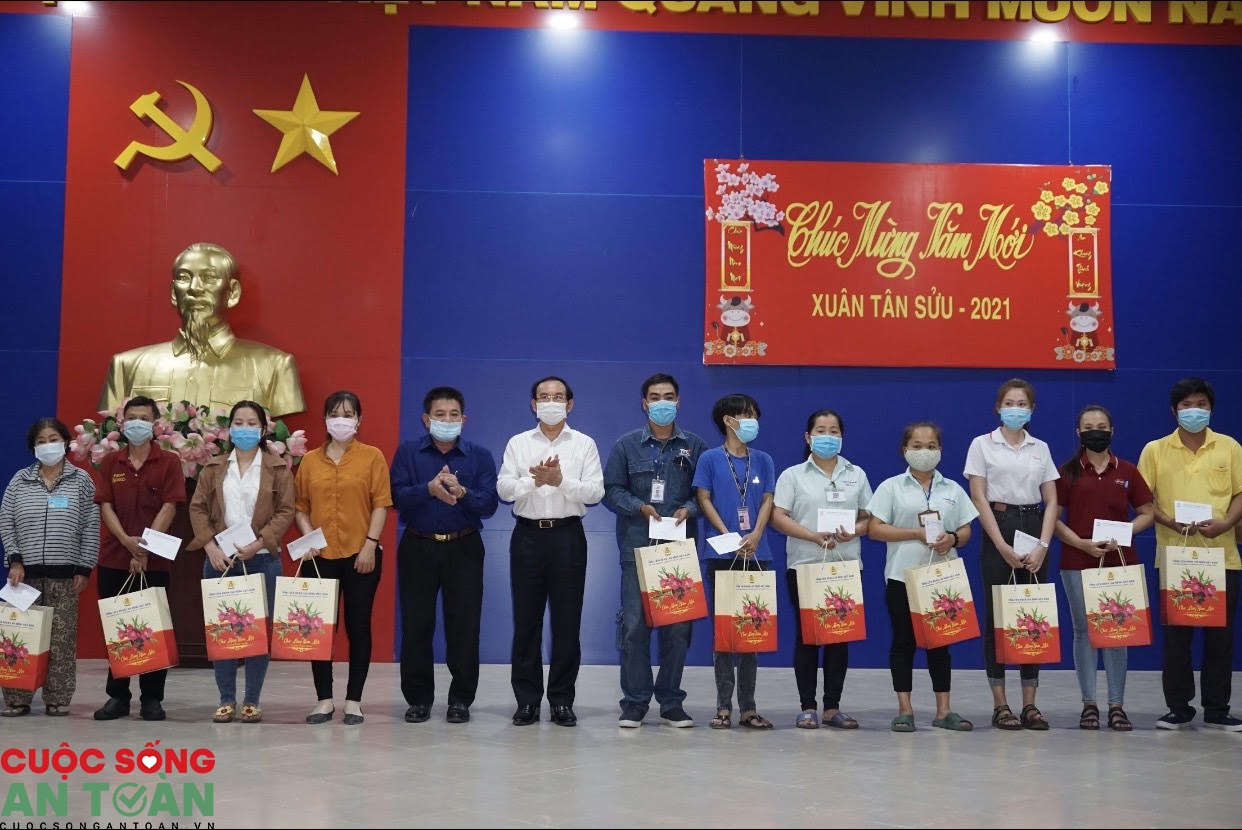 Đồng chí Nguyễn Văn Nên tặng quà Tết cho đoàn viên, công nhân lao động tỉnh Tây Ninh