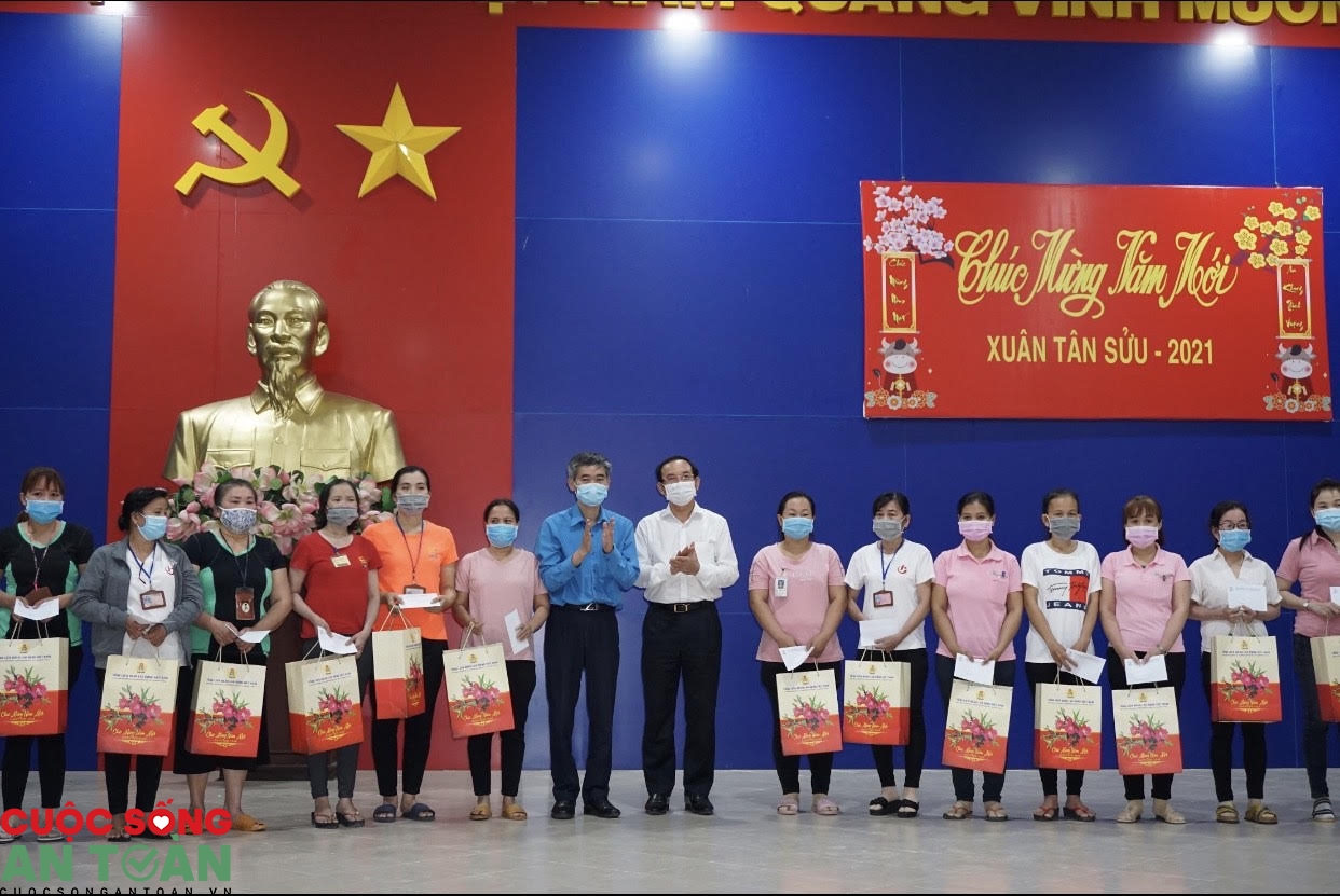 Đồng chí Nguyễn Văn Nên tặng quà Tết cho đoàn viên, công nhân lao động tỉnh Tây Ninh