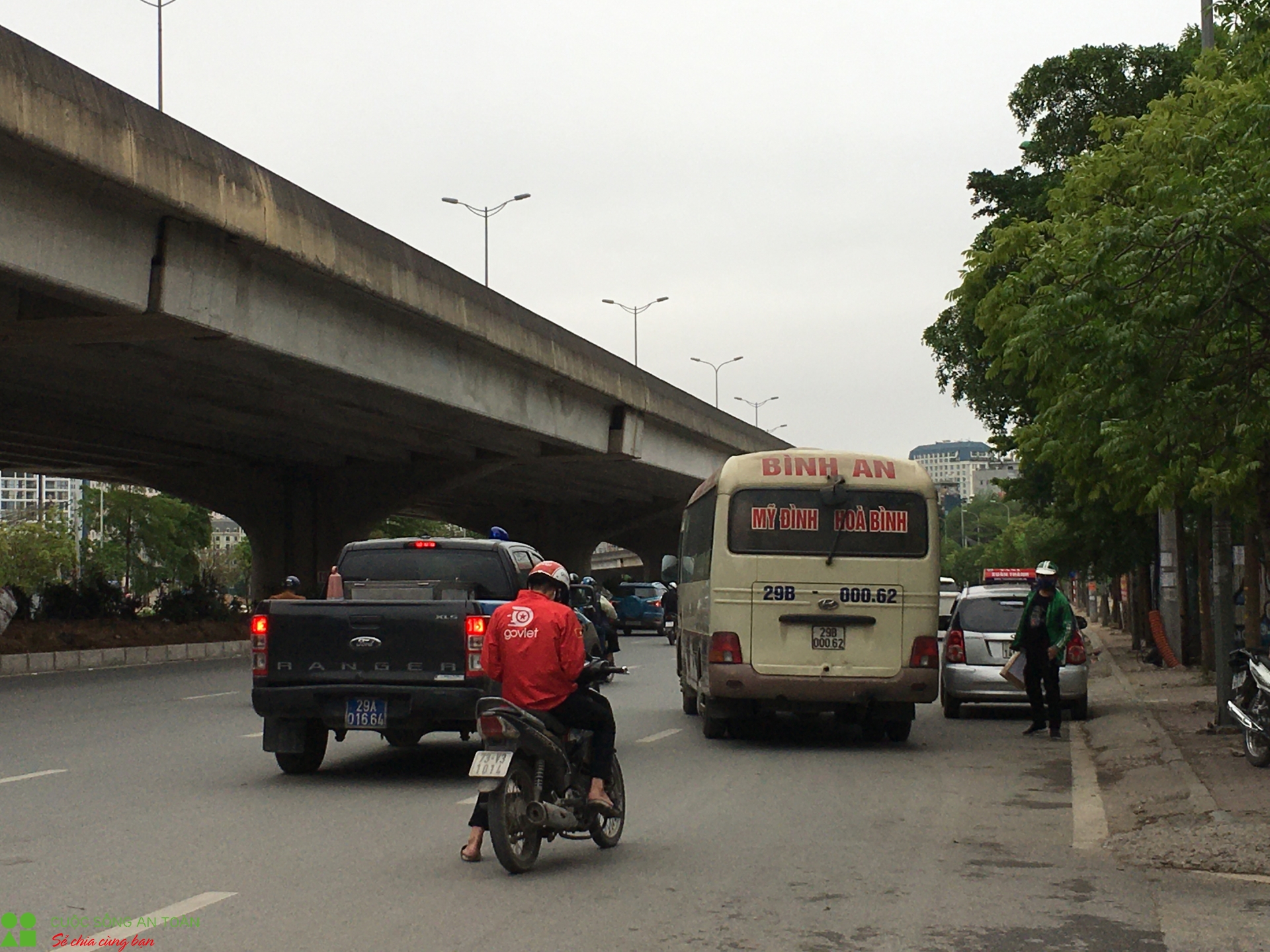 Hà Nội: Phớt lờ lệnh tạm dừng hoạt động, xe khách vẫn "vơ vét" khách giữa đường phố