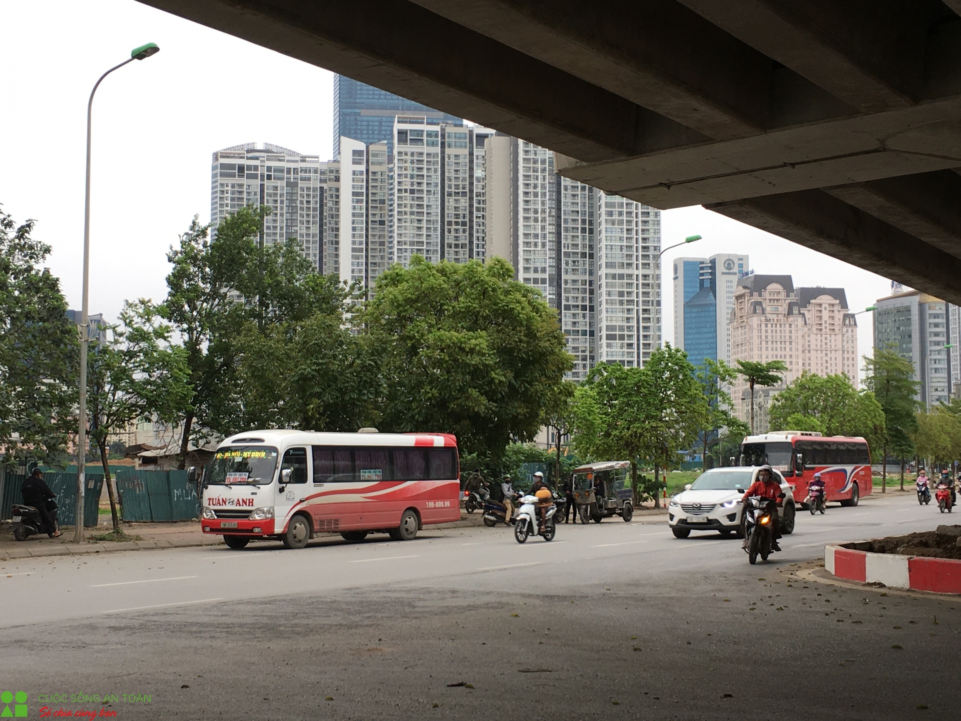 ha noi phot lo lenh tam dung hoat dong xe khach van vo vet khach giua duong pho