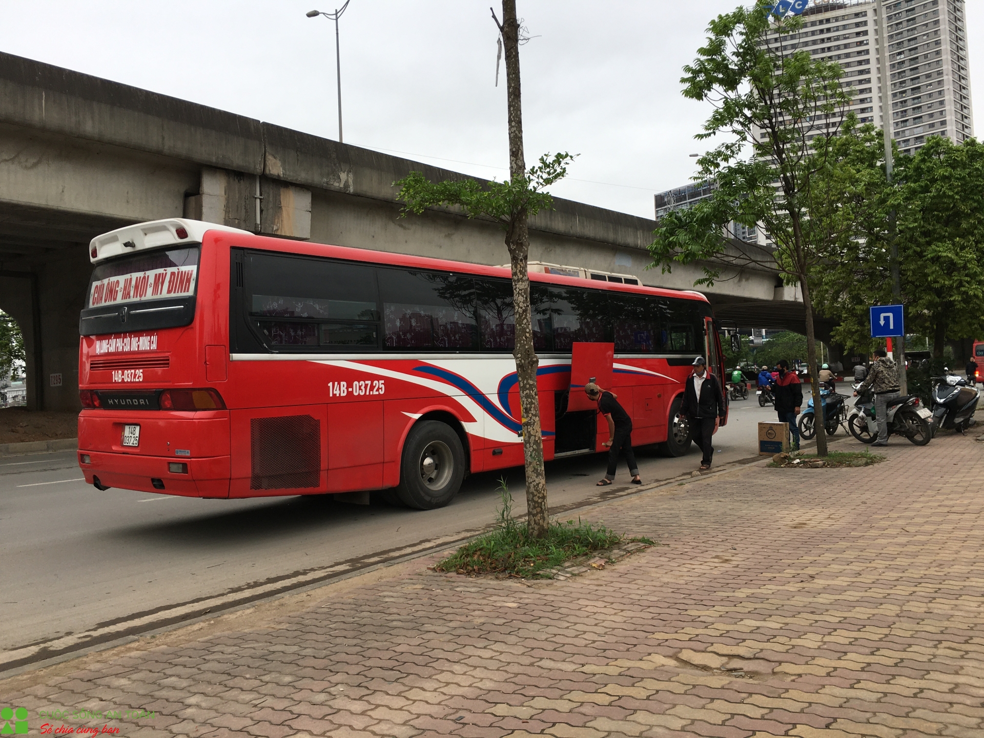 ha noi phot lo lenh tam dung hoat dong xe khach van vo vet khach giua duong pho