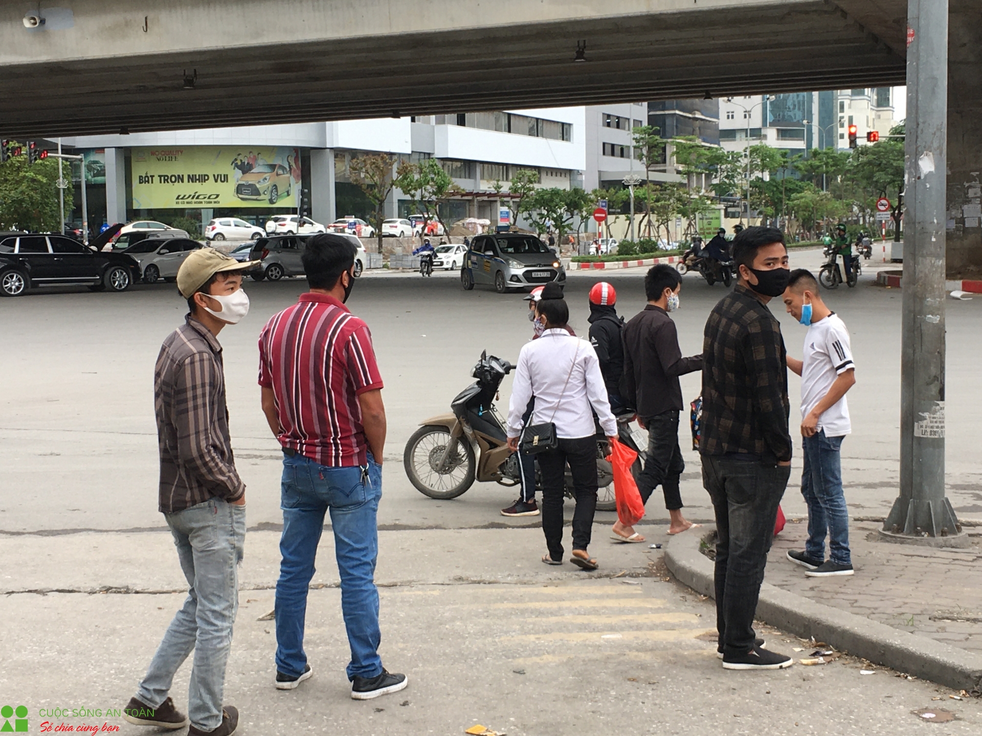 ha noi phot lo lenh tam dung hoat dong xe khach van vo vet khach giua duong pho