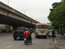 Hà Nội: Phớt lờ lệnh tạm dừng hoạt động, xe khách vẫn "vơ vét" khách giữa đường phố