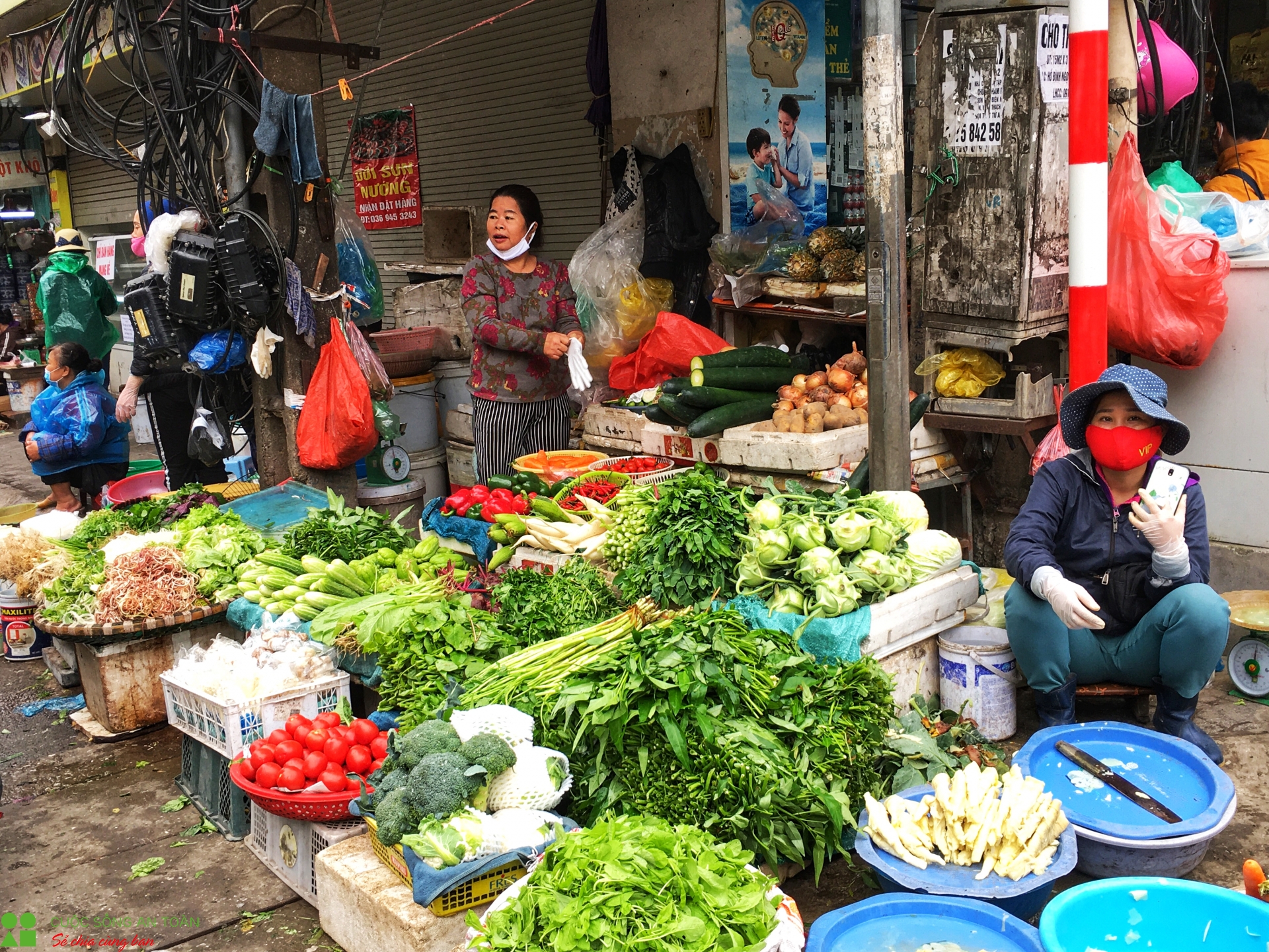 Ngày đầu cách ly toàn xã hội: Thực phẩm phong phú, tiểu thương than "ế"