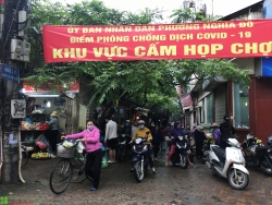Hà Nội: Lơ là việc giãn cách xã hội, chợ dân sinh vẫn "nhộn nhịp" ngày rằm