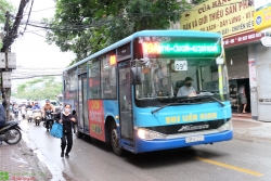 Xe bus hoạt động trở lại sau hơn 20 ngày vắng bóng trên đường phố Hà Nội
