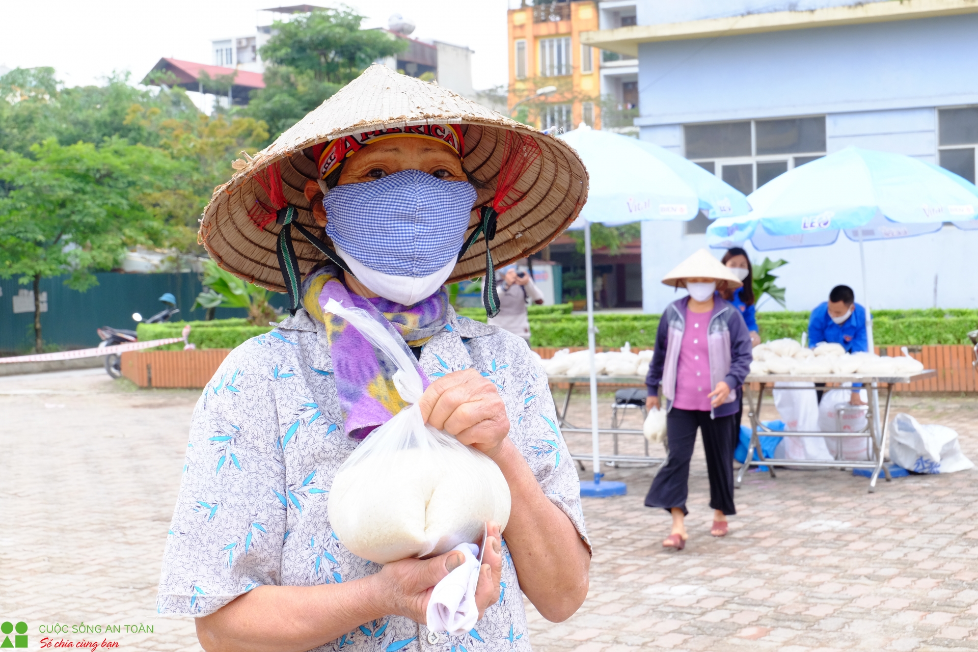 Những túi gạo gói cả sự yêu thương tại khu nhà ở công nhân Kim Chung