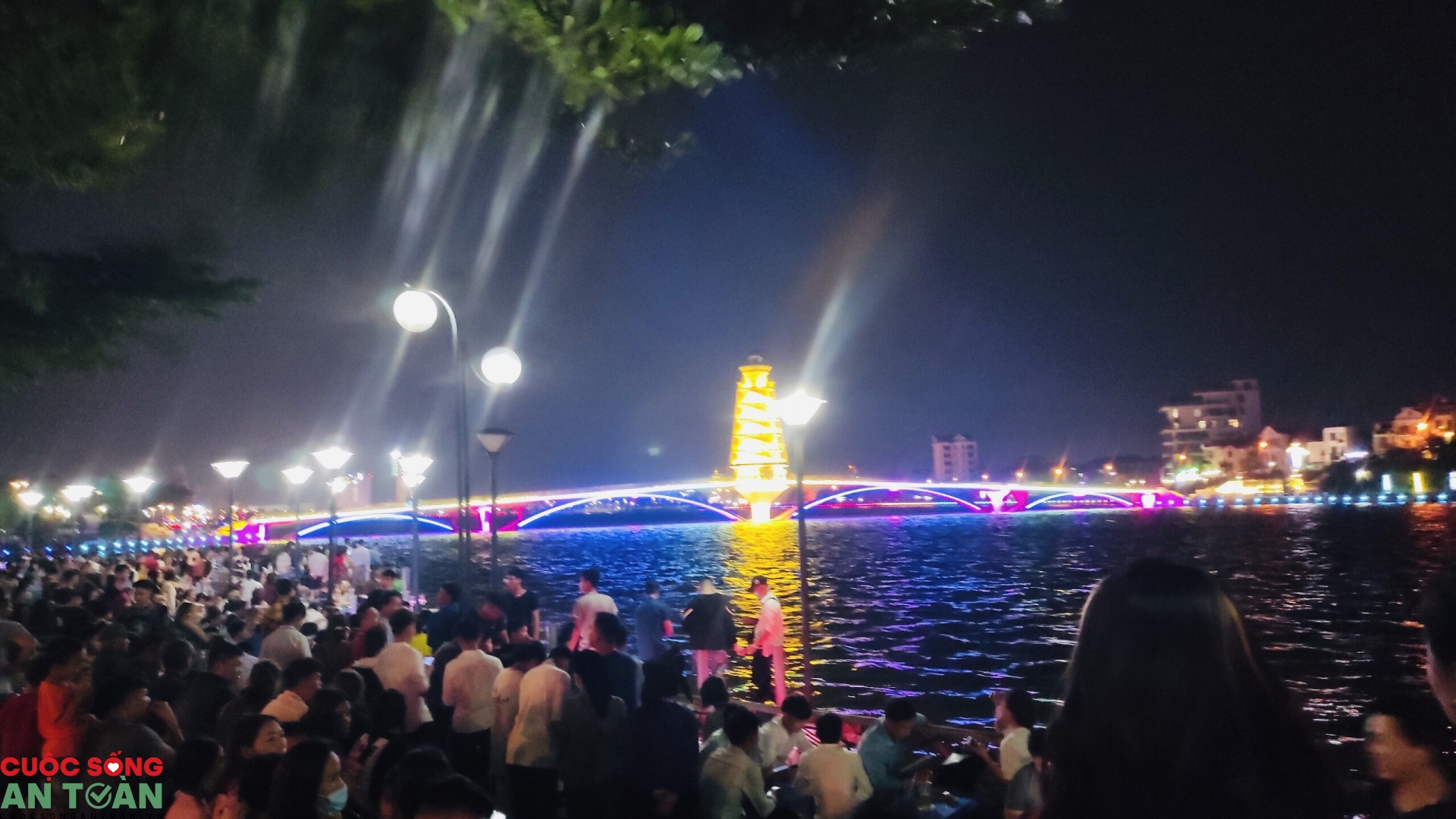 Người dân Phú Thọ đổ ra đường xem pháo hoa dịp Giỗ Tổ Hùng Vương