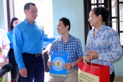 Lãnh đạo Tổng Liên đoàn Lao động Việt Nam thăm công nhân bị tai nạn lao động