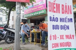 Lo sợ bị phạt, người dân đổ xô đi mua bảo hiểm xe máy: "Đại lý vỉa hè" cũng cháy hàng