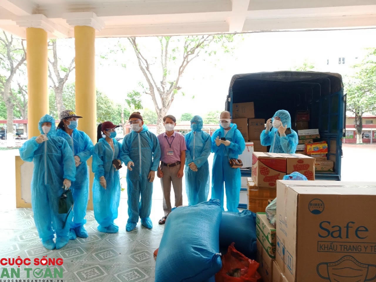 Từ “tâm dịch” Bắc Giang: Những giáo viên tình nguyện vào bếp phục vụ khu cách ly