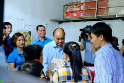 Thủ tướng Nguyễn Xuân Phúc lắng nghe những "giãi bày" của công nhân