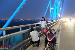 Dừng đỗ trên cầu Nhật Tân: Hóng gió hay đùa giỡn với tử thần?
