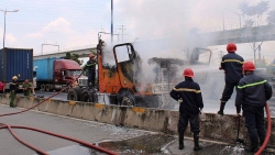 Xe container bốc cháy dữ dội trên xa lộ Hà Nội, tài xế may mắn thoát chết