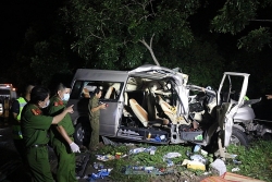Ô tô 16 chỗ đâm trực diện xe tải khiến 8 người tử vong lúc rạng sáng