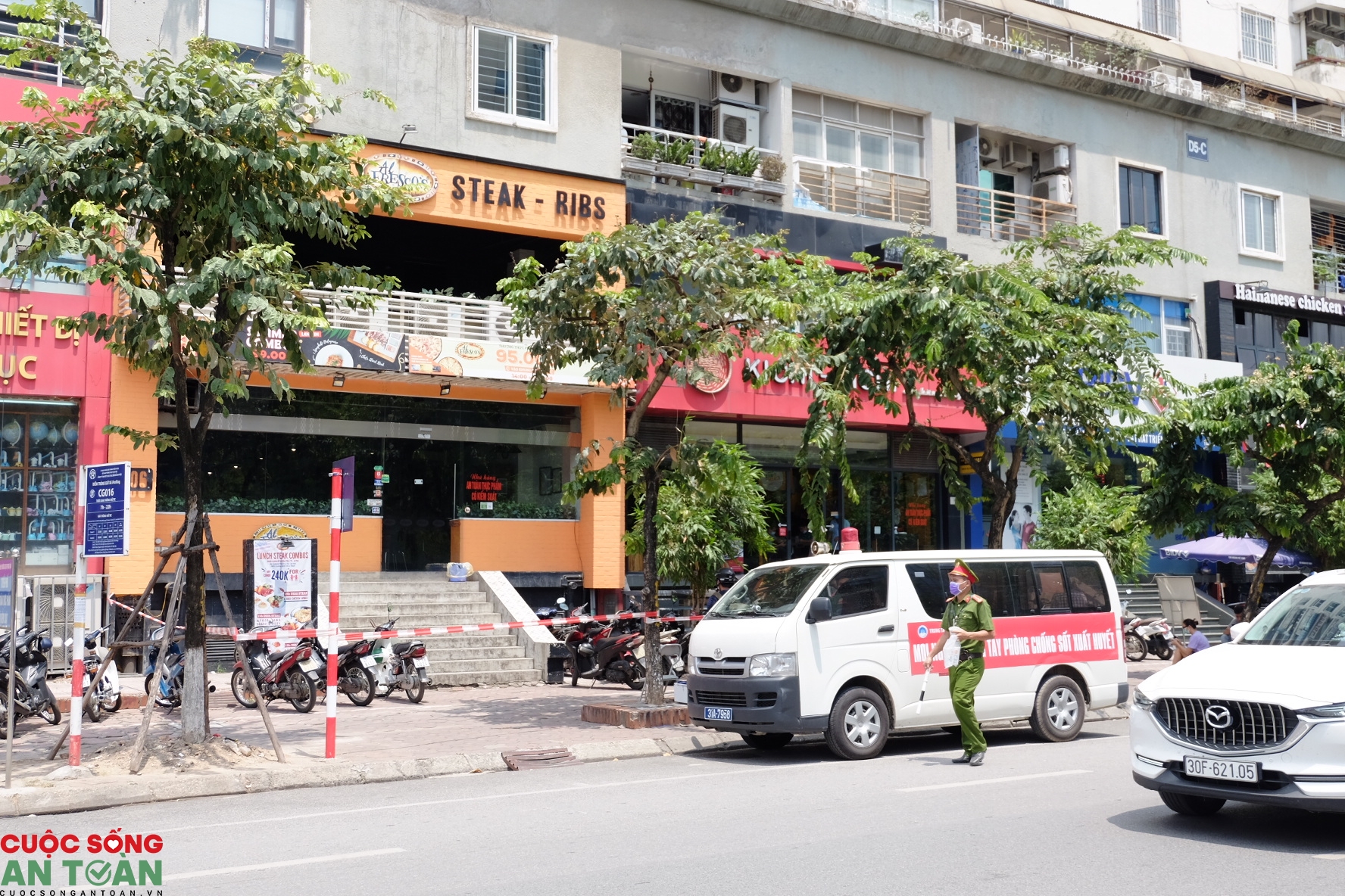 ha noi hinh anh phong toa cua hang pizza vi co truong hop nghi nhiem covid 19