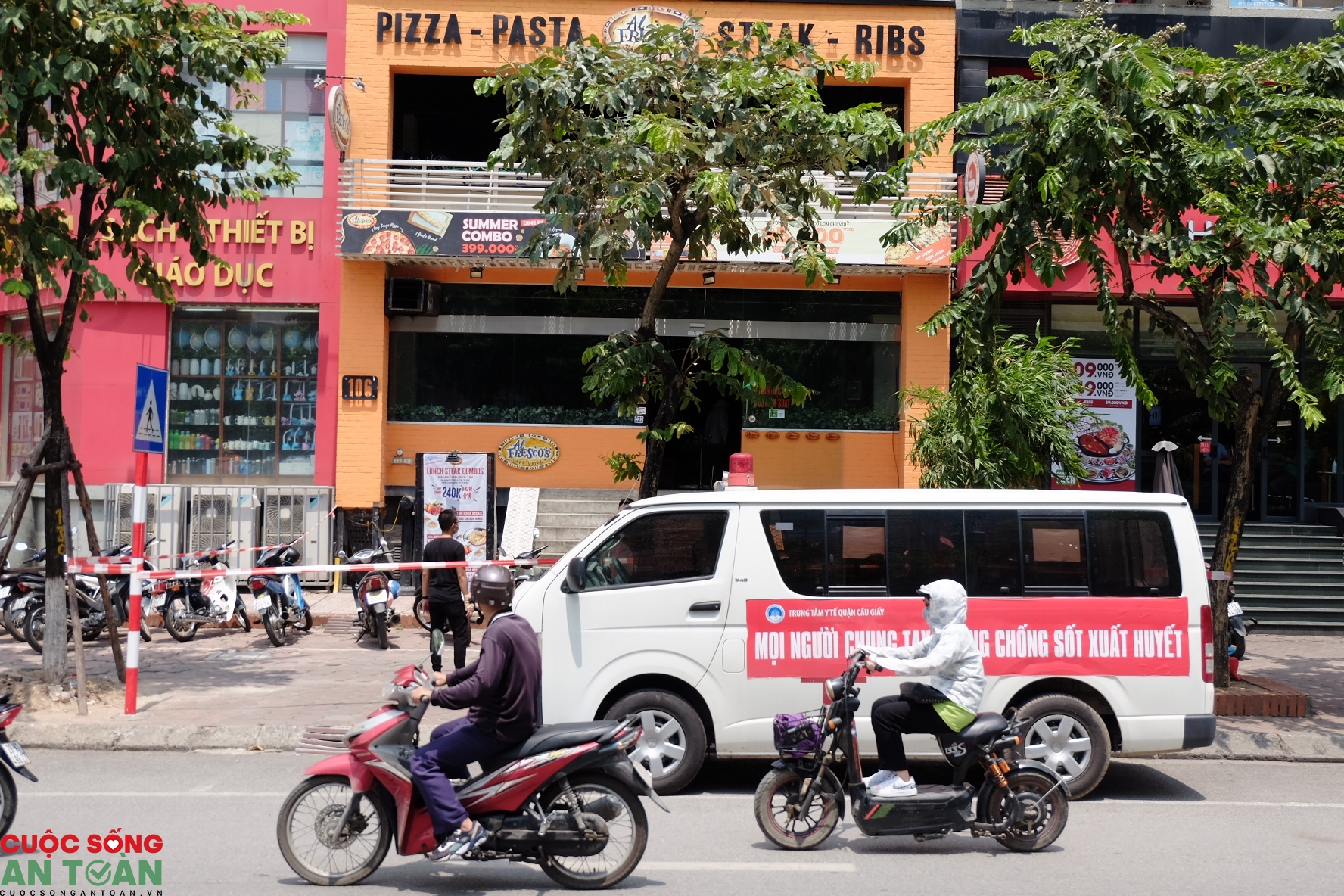 ha noi hinh anh phong toa cua hang pizza vi co truong hop nghi nhiem covid 19