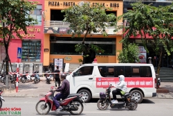 Hà Nội: Hình ảnh phong tỏa cửa hàng pizza vì có trường hợp nghi nhiễm COVID-19