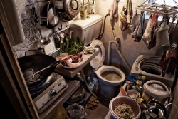 Cuộc sống ngột ngạt trong những căn hộ siêu nhỏ ở Hong Kong