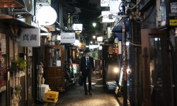 Góc khuất cuộc sống về đêm trong khu Golden Gai ở Tokyo