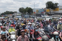 3 nguoi thuong vong do va cham voi xe o to dang lui ra duong quoc lo 1a