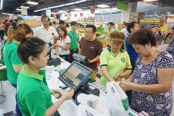 vuot au lieu mang cat dau xe container hai nguoi di xe may suyt phai tra gia dat