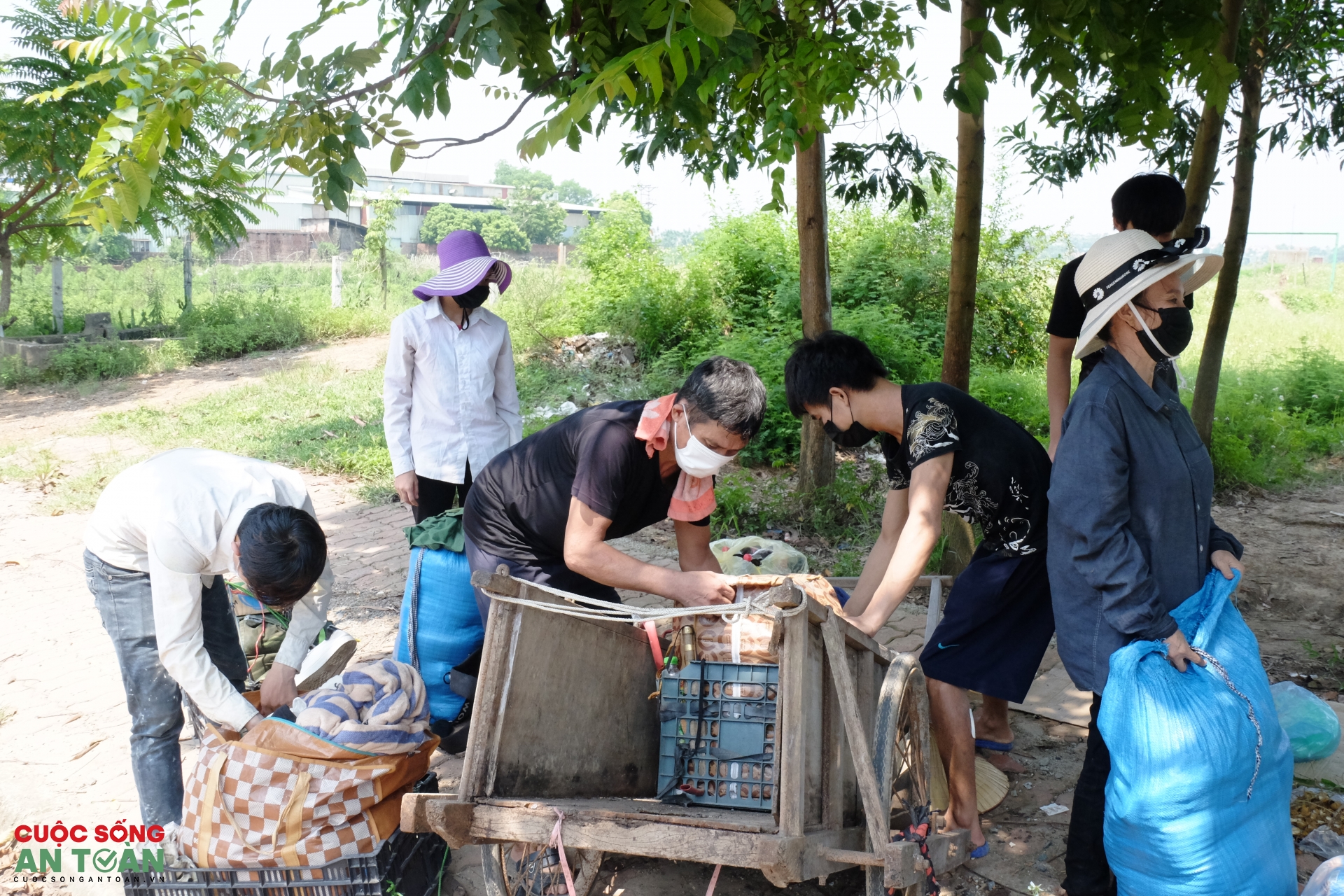 Những cuộc hồi hương lặng lẽ - Bài 1: Ngủ vạ vật lề đường, hái lá cây làm chiếu