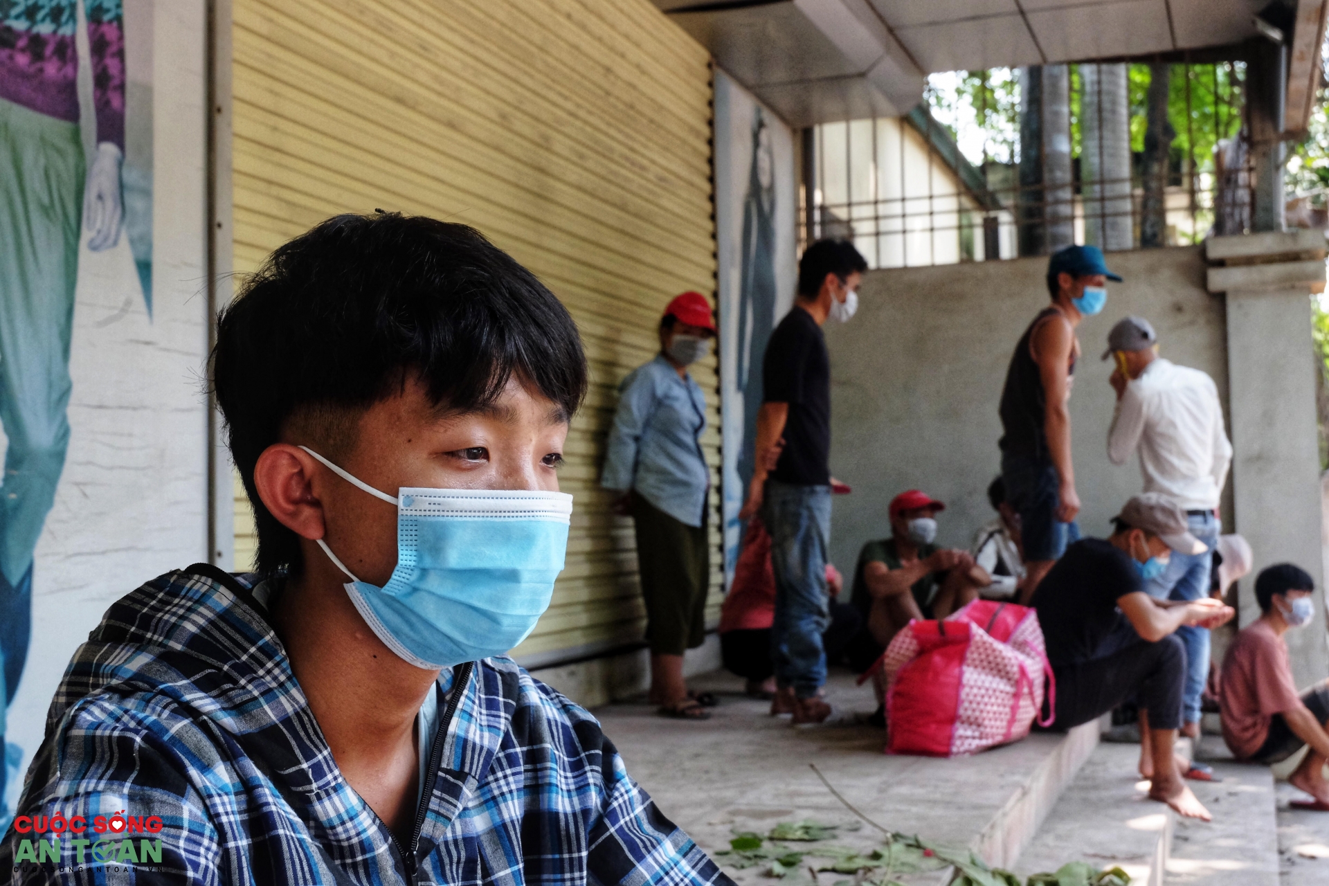 Những cuộc hồi hương lặng lẽ - Bài 1: Ngủ vạ vật lề đường, hái lá cây làm chiếu